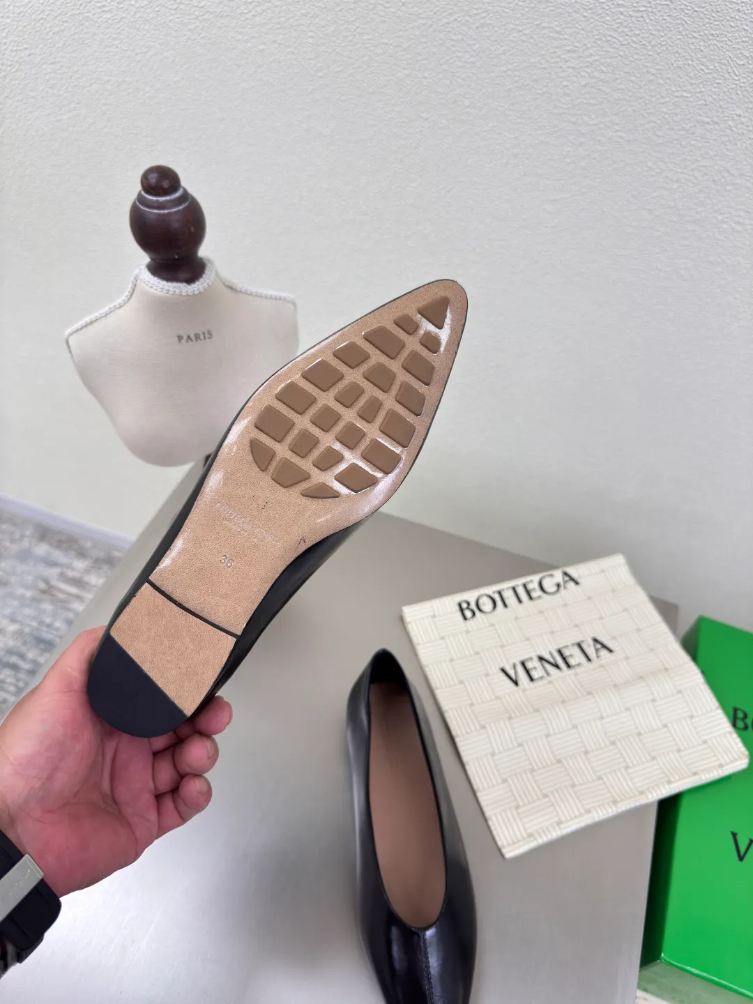 👟👟Ex-factory price 640👟👟 BV women's Sofia ballet shoes leather ballet shoes silver family elements woven series high version small round toe essential for commuting BV early autumn series are so beautiful💯 The use of elegant materials in shoes is intellectual, elegant and capable, full of high-end sense✅The design is beautiful~~ The fabric is made of original consistent lambskin and the shaping technology pursues the perfection of the internal process✅ Heel The foot pads are made of lambskin, never sloppy 🆚Original💯 Outsole technology Brand classic The new season uses Italian genuine leather outsole with clear dyeing technology and rubber square technology 💯 Comfortable and high-end flat design makes travel more comfortable and confident 35 36 37 38 39 40 41 42 (40 41 42 customized code number) Equipped with original packaging Hot glue process logo cloth bag